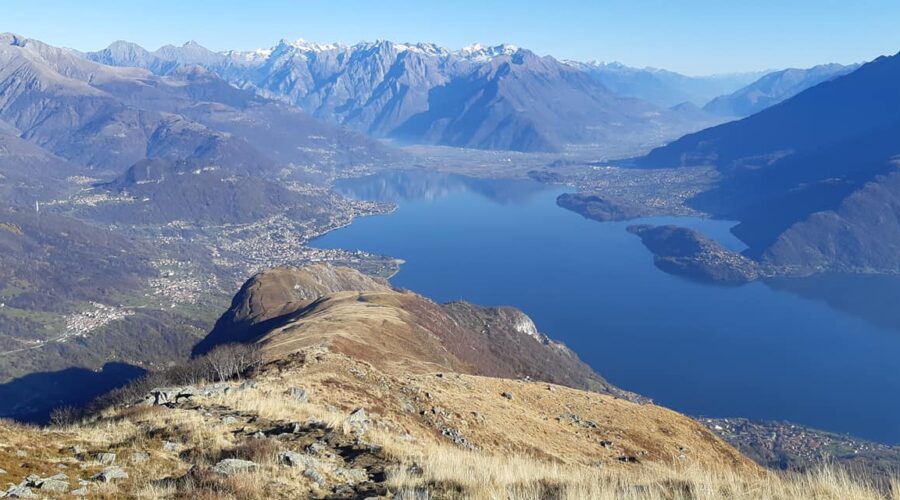 Panorama dal Monte Bregagno verso la Val Chiavenna