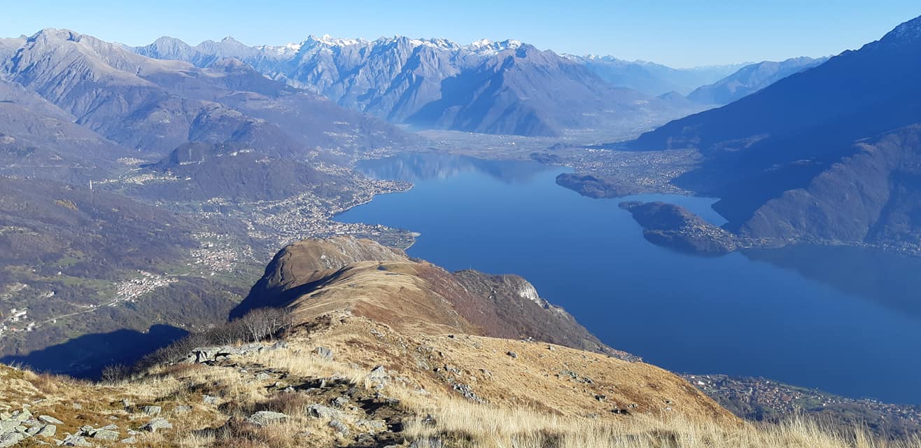 Panorama dal Monte Bregagno verso la Val Chiavenna